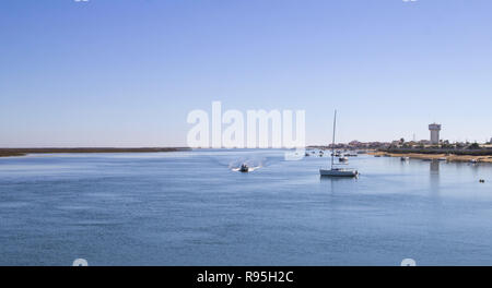 Faro, Portugal. Ria Formosa Lagoon entre la ville de Faro, Portugal et l'île de Faro. Avec les zones humides et le sanctuaire d'oiseaux en arrière-plan. Banque D'Images