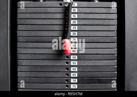 Les plaques de fer noir poids lourds empilés de machine in fitness salle de sport. Simulateur de sports des plaques. Banque D'Images