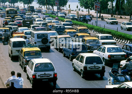 Le trafic à Marine Drive, Bombay, Mumbai, Maharashtra, Inde Banque D'Images