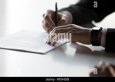 Affaires après la réussite des négociations du contrat signature docum Banque D'Images