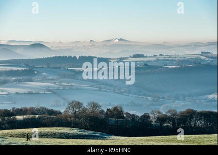 Powys, le Royaume-Uni, l'hiver. Sur la colline de Stonewall à la frontière entre pays Angleterre et Pays de Galles. Vue de Pen Y Fan lointain dans les Brecon Beacons Banque D'Images