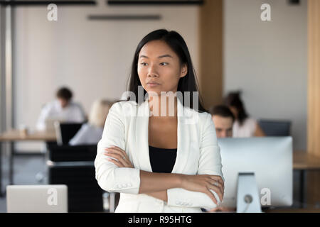 Asian employée dans l'article bureau coworking et t Banque D'Images