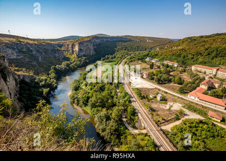 Près de la gare vide depuis longtemps à l'hôpital psychiatrique près de Karlukovo Bulgarie du nord, dans la région ensoleillée journée d'automne, paysage d'en haut avec sur la rivière Iskar Banque D'Images