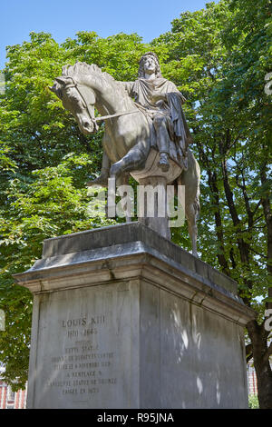 Statue équestre de Louis XIII par Jean-Pierre Cortot (1787-1843) dans une journée ensoleillée à Paris, France Banque D'Images