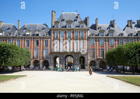 PARIS, FRANCE - Le 6 juillet 2018 : Place des Vosges d'anciens bâtiments et certaines personnes à midi à une journée ensoleillée, ciel bleu clair à Paris Banque D'Images