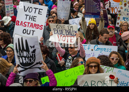 Les participants à la "Marche des femmes de Chicago aux urnes' le 13 octobre 2018. Banque D'Images