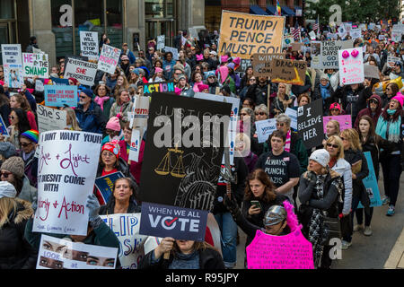 Les participants à la "Marche des femmes de Chicago aux urnes' le 13 octobre 2018. Banque D'Images