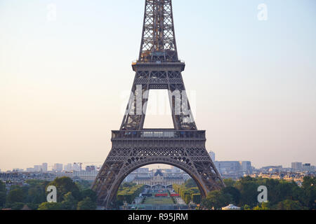 Détail de la tour Eiffel Trocadero dans un matin d'été à Paris, France Banque D'Images