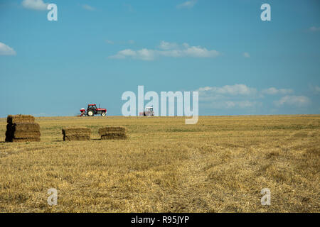 Deux tracteurs passant par le champ Banque D'Images