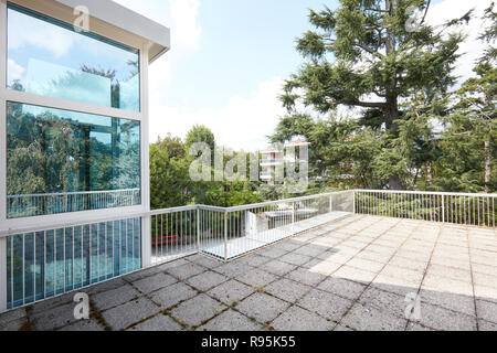 Grande terrasse dans maison de campagne avec de grands arbres voir et un ascenseur en verre Banque D'Images