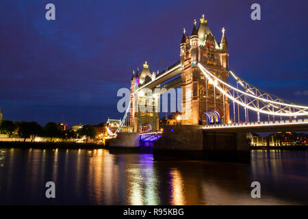 Londres/Angleterre - 3 juin 2014 : London Bridge at night, Tower Bridge Banque D'Images