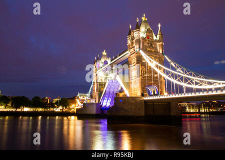 Londres/Angleterre - 3 juin 2014 : London Bridge at night, Tower Bridge Banque D'Images