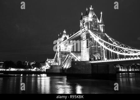 Londres/Angleterre - 3 juin 2014 : London Bridge at night, Tower Bridge en noir et blanc Banque D'Images