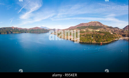 Le Mont Fuji et le lac Ashi.Le lieu de tournage est le lac Ashi, préfecture de Kanagawa au Japon.vue du drone.-photo aérienne. Banque D'Images