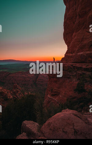 Une fille sur le bord de Cathedral Rock au coucher du soleil à Sedona, Arizona, USA Banque D'Images