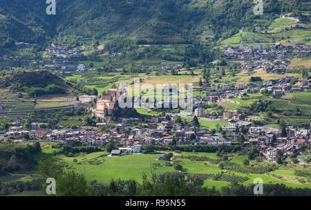 Saint-Pierre, de la vallée d'aoste, Italie. Château Saint-Pierre avec l'église paroissiale de Saint-Pierre au-dessous. Banque D'Images