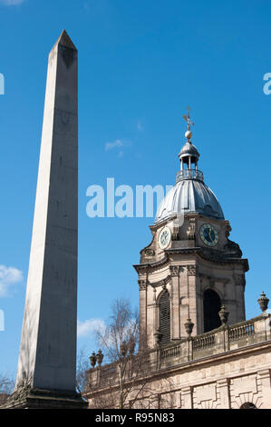 Birmingham's St Phillip's Cathedral et monument. L'Angleterre. Banque D'Images