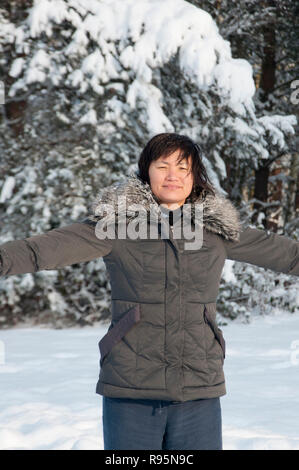 Une femme sud-coréenne a l'amusement dans la neige Banque D'Images