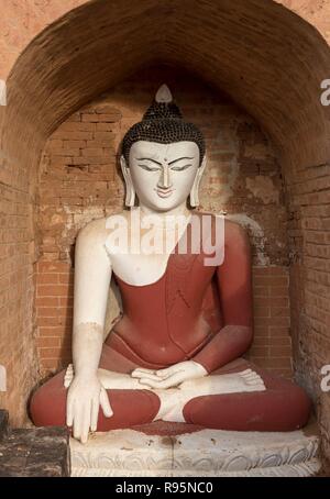 Statue de Bouddha à TaWaGu pagode, Bagan, Myanmar, Birmanie Banque D'Images