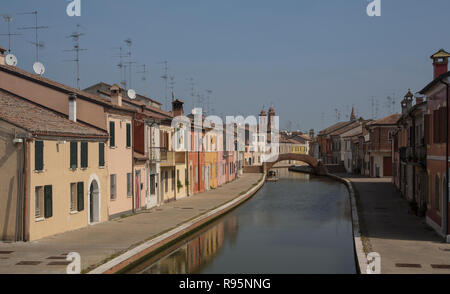 Quay avec maisons et d'un canal au milieu de la ville de Comacchio, Italie Banque D'Images