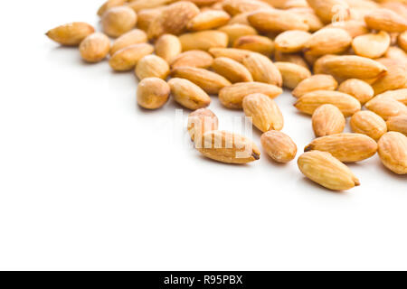 Salé amandes torréfiées isolé sur fond blanc. Banque D'Images