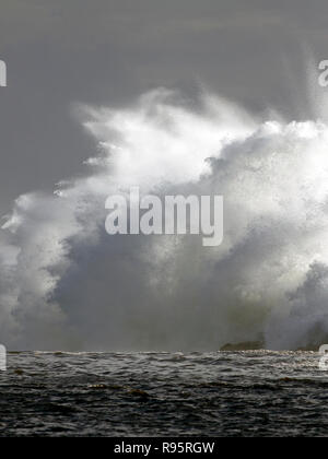 Grosse Vague contre phare dans le nord du Portugal dans un ciel couvert soir orageux - embouchure de la rivière Ave à Vila do Conde Banque D'Images