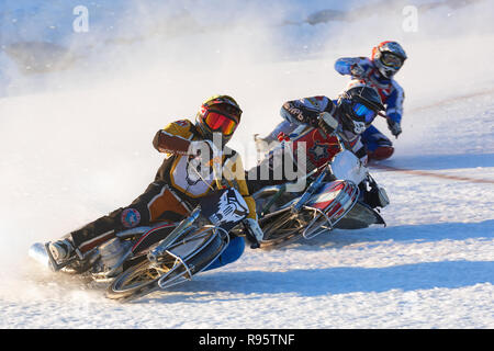 Novosibirsk, Russie - le 20 décembre 2014 : les motards non identifiés au cours de la demi-finale en individuel russe Speedway Championship. Sports Le r Banque D'Images