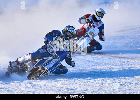 Novosibirsk, Russie - le 20 décembre 2014 : les motards non identifiés au cours de la demi-finale en individuel russe Speedway Championship. Sports Le r Banque D'Images