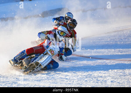 Novosibirsk, Russie - le 20 décembre 2014 : les motards non identifiés au cours de la demi-finale en individuel russe Speedway Championship. Sports Le r Banque D'Images