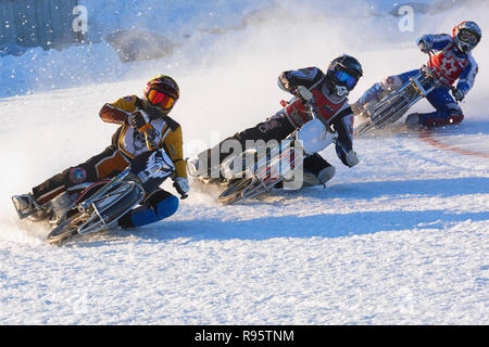 Novosibirsk, Russie - le 20 décembre 2014 : les motards non identifiés au cours de la demi-finale en individuel russe Speedway Championship. Sports Le r Banque D'Images