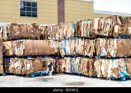 Sterling, USA - 4 Avril 2018 : Walmart, Wal-mart tracteur remorque station quai de chargement des piles, des piles de plusieurs boîtes en carton empilées, comprimé b Banque D'Images