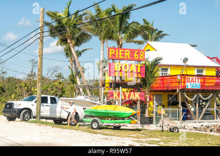 Layton, USA - 1 mai 2018 : signer pour Pier 68, location de kayak, à l'appât et s'attaquer à des services, boutique, magasin en Floride à Long key overseas highway road, rue, Banque D'Images