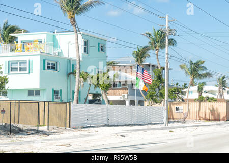 Long Key, États-Unis - 1 mai 2018 : Turquoise, bleu sarcelle, blue beach maisons de vacances, maisons avec des palmiers de la Floride à overseas highway road, rue, Cuisine Américaine Banque D'Images