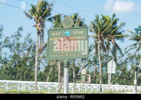 Marathon, USA - 1 mai 2018 : l'autoroute panoramique outre-mer road US Route 1, une avec signe de blue star memorial, hommage aux forces armées Banque D'Images