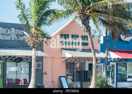 Marathon, USA - 1 mai 2018 : Le set de rip off boutique, Doc's Tattooz store sur rue à l'Overseas Highway, 22, US 1 en Floride Banque D'Images