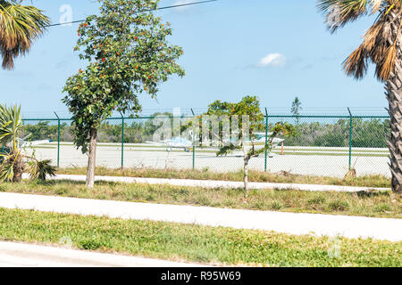 Marathon, USA - 1 mai 2018 : l'Aéroport International de Florida Keys, MTH avec une seule piste, les avions en stationnement, de palmiers le long de la route d'outre-mer, route, US1 Banque D'Images