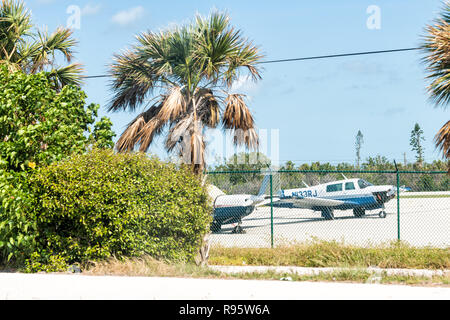 Marathon, USA - 1 mai 2018 : l'Aéroport International de Florida Keys, MTH avec une seule piste, les avions en stationnement avec hélices, palmiers le long à l'étranger Banque D'Images