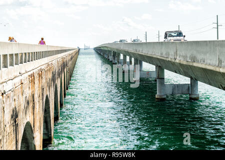 Clé Piegon, USA - 1 mai 2018 : People walking, course, le jogging femme Key-Pigeon Key-Moser Channel-Pacet à pont canal (ancien t0 de Seven Mile Banque D'Images