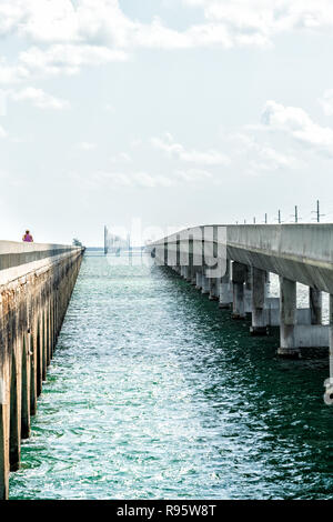 Les gens, femme tournant au vieux sept mille Chevaliers Key-Pigeon Key-Moser Channel-Pacet, Pont Canal Overseas Highway Road, l'océan, sur la mer, l'eau à Pigeon Banque D'Images