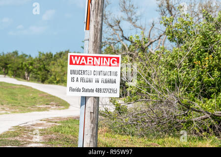 Bahia Honda Key, USA - Mai 1, 2018 : panneau d'avertissement disant crime est partie sans licence en Floride, crime, délit, le développement immobilier Banque D'Images