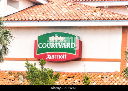 Paris, France - 1 mai 2018 : Courtyard Marriott Hotel, auberge hébergement signe sur bâtiment avec toiture, sol carrelé rouge, orange tuiles sur toit, palmiers en Flori Banque D'Images