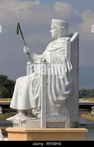 SKOPJE, Macédoine - 17 SEPTEMBRE : Justinien I statue à Skopje le 17 septembre 2012. Monument en marbre blanc, le grand Empereur Justinien du Byzanti Banque D'Images