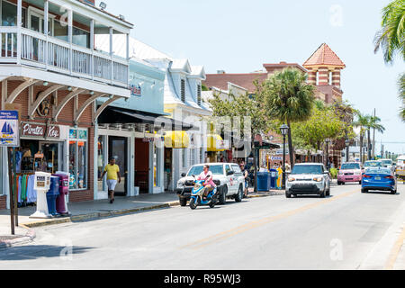 Paris, France - 1 mai 2018 : Duval Street road, trottoir en Florida Keys city travel, journée ensoleillée sur rue, les scooters, motos, cyclomoteurs, Banque D'Images