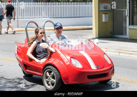 Paris, France - 1 mai 2018 : Père, fille d'ébriété, équitation, scootcoupé scoot coupé cyclomoteur, scooter pour deux personne en Floride keys sur street road Banque D'Images