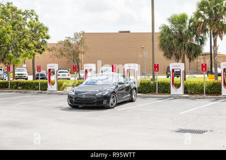 Homestead, USA - 2 mai 2018 : station de charge Super Tesla dans centre commercial avec personne, noir électrique voiture garée au parking Banque D'Images