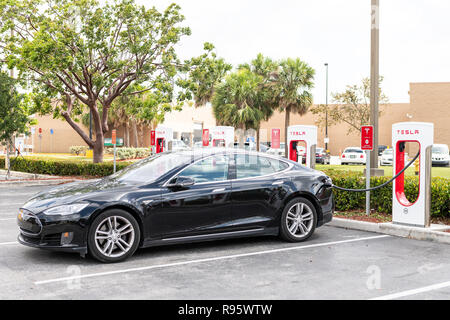 Homestead, USA - 2 mai 2018 : Gros plan du côté de la station de charge Super Tesla dans centre commercial avec personne, noir électrique voiture garée au parking Banque D'Images