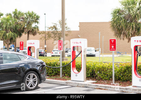 Homestead, USA - 2 mai 2018 : Gros plan du côté de la station de charge Super Tesla dans centre commercial avec personne, noir électrique voiture garée au parking, cabine Banque D'Images