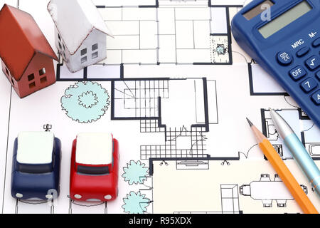 Modèle miniature de maison, voiture et les bleus, plan de construction Banque D'Images