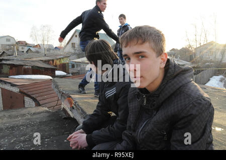 Kovrov, la Russie. 14 avril 2013. Les adolescents, sur le toit du garage dans le territoire complexe pour les propriétaires de voiture et de transport moto Banque D'Images