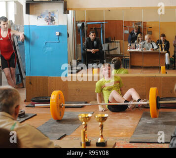 Kovrov, la Russie. 28 avril 2013. Les compétitions d'haltérophilie dans le complexe sportif Vympel Banque D'Images